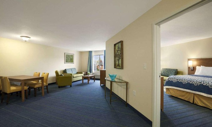 Altoona Hotel | Days Inn & Suites by Wyndham Altoona
