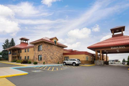Bozeman Hotel | Days Inn & Suites by Wyndham Bozeman