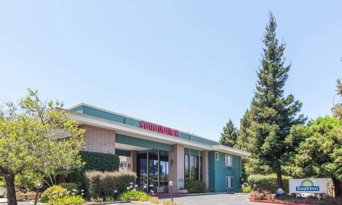 Sunnyvale Hotel | Days Inn & Suites by Wyndham Sunnyvale
