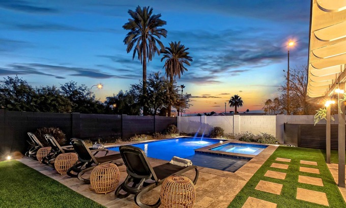 Village Grove House | DAZZILING DESERT MANOR - HEATED POOL & SPA - MINS TO OLD TOWN