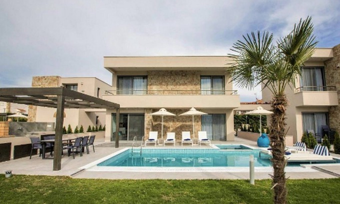 Pefkochori Villa | Dazzling Halkidiki Villa | Villa Lothíriel | 3 Bedrooms | Spacious Furnished.