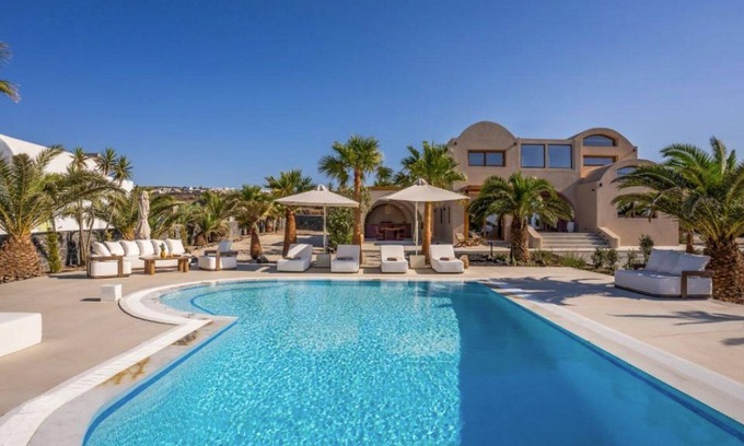 Oia Villa | Dazzling Oia Villa | Villa Gorbag | 3 Bedrooms | Breathtaking Aegean Sea Views.