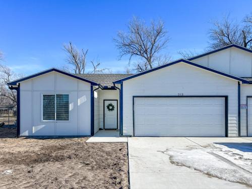 Wichita House | Dazzling West Side 3BR 2BA - Coffee - SmrtTV WIFI