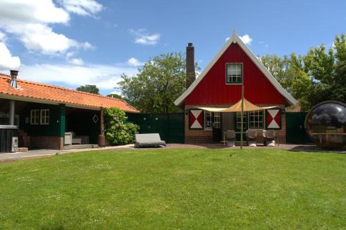 Lievelde House | De Appelbloesem 6-persoons met overdekte hottub, barrelsauna, lounge, wifi