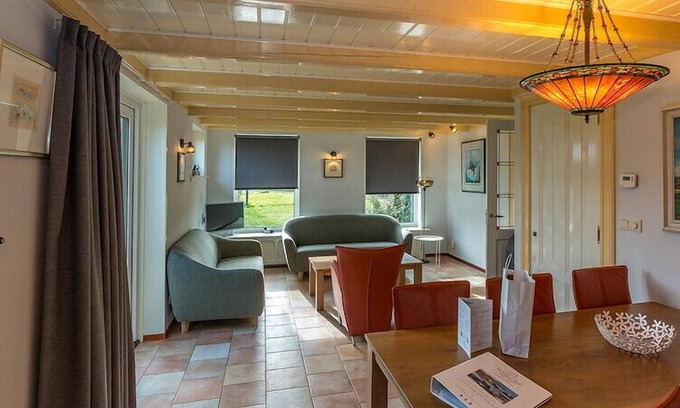 Oosterend Apartment | De Florijn is a detached thatched farmhouse. The front building used to be the apartment de