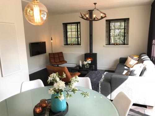 Lievelde House | De Lindenburg met privé hottub, sunshower, sauna, grote tuin met weidezicht en vrije ligging, 6-persoons
