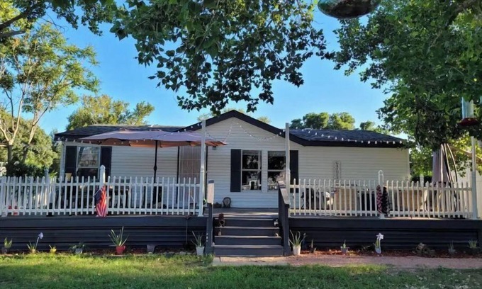 Payson Cottage | DE-stress in this quiet, serene cottage. Mountains, Horses, Verde River, Peace.