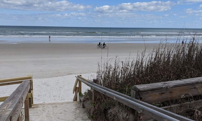 New Smyrna Beach House | Deals Oct! - Affordable- New Smyrna Beach, Steps to the ocean.nClose to all.