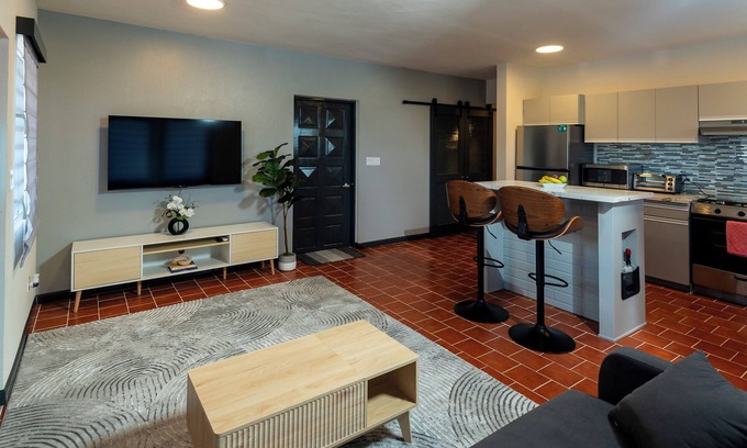 George Hill Apartment | Deany's UpTop Luxury Suite