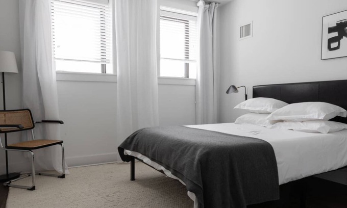 East Hyde Park Apartment | Debonair HP Studio with Lake View by Zencity
