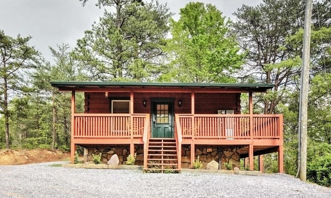 Sevierville Apartment | Deck and Hot Tub Log Cabin Sevierville Studio!