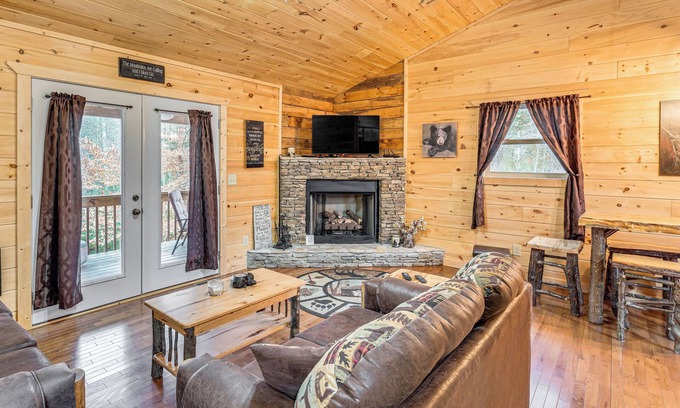 Murphy Cabin | Deck & Fire Pit: Smoky Mountain Cabin Hideaway!