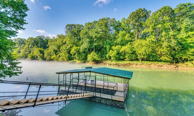 Heber Springs House | Deck & Gas Grill: Riverfront Home in Heber Springs