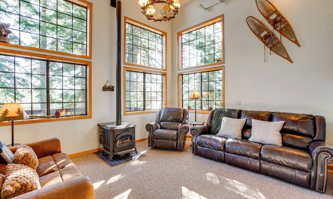 Bear Valley Cabin | Deck w/Mountain Views: Cabin in Bear Valley!