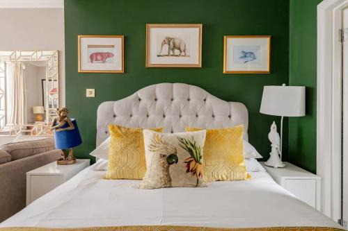 Brighton Apartment | Deco Studio: King bed, kitchenette, stylish & comfortable