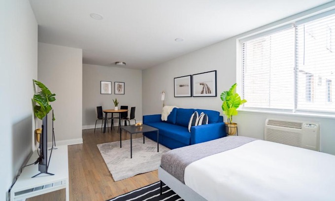Lake View East Apartment | DECOM Comfy and Complete Studio Apt near Boystown - Oakdale 317 rep