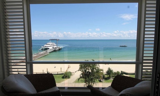 Brisbane Waterfront House | Deep Blue 11 Apartment Moreton island
