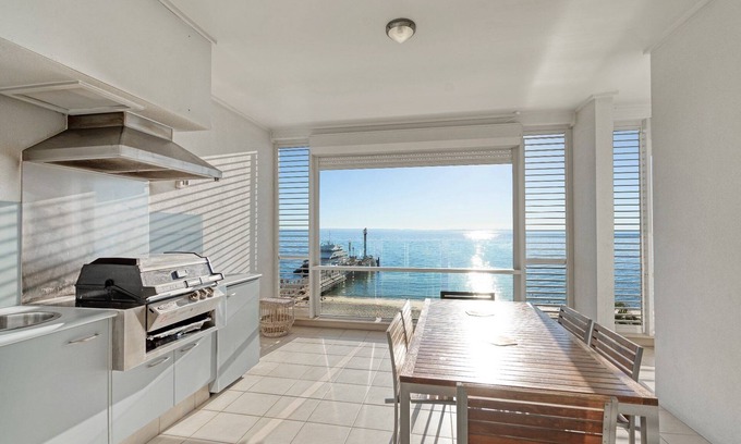 Brisbane Waterfront House | Deep Blue 12 Apartment Moreton island