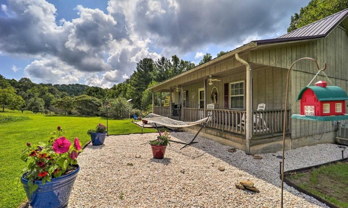 Deep Gap House | Deep Gap Cottage with Fire Pits - Hike and Ski!