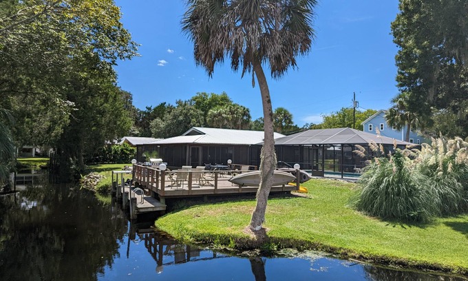 Homosassa House | Deep Water Retreat, Dock, Heated Pool, Kayaks, Bikes, Close to all Hotspots!