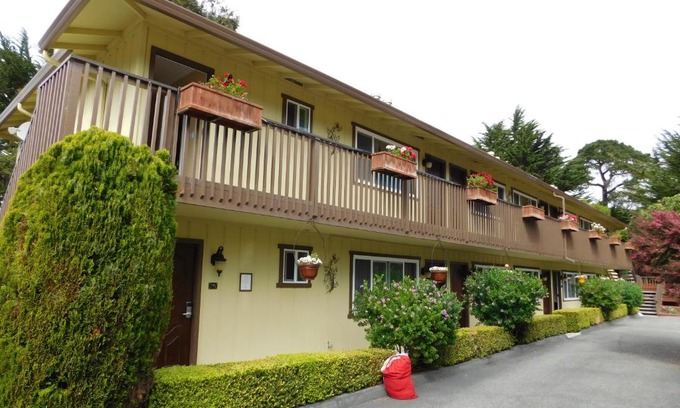 Pacific Grove Hotel | Deer Haven Inn