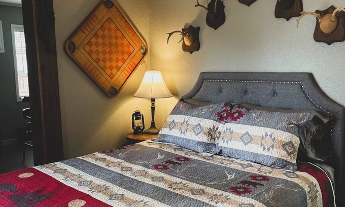 Eureka Springs Historic District Cabin | Deer Hollow Cottage at Tradewinds
