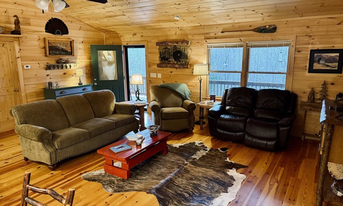 Blue Ridge Cabin | Deer Hollow-tranquil cabin in the woods, minutes from the Toccoa River. Hot Tub!
