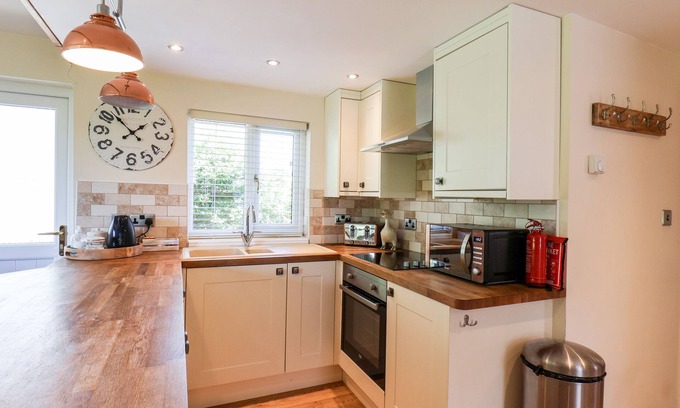 Sewerby Cottage | DEER LODGE, pet friendly, with a garden in Sewerby