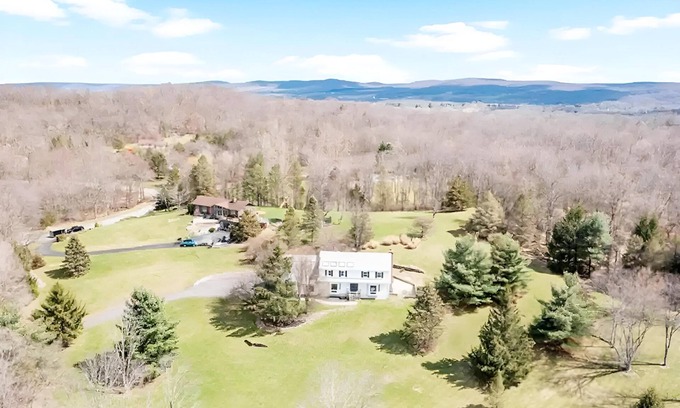 Warwick House | Deer Pond Lodge 4BR 3 Full Bath 1 Pet Hot Tub Game Rooms Legoland Mtn Creek