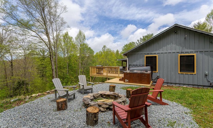 Elk Park Cabin | Deer Valley - 3 bed 3 bath luxury home with hot tub, privacy, game table