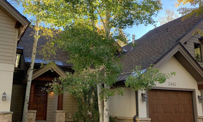 Deer Valley House | Deer Valley Dream- Sleeps 6 - Perfect Location with Free Ski Shuttle!