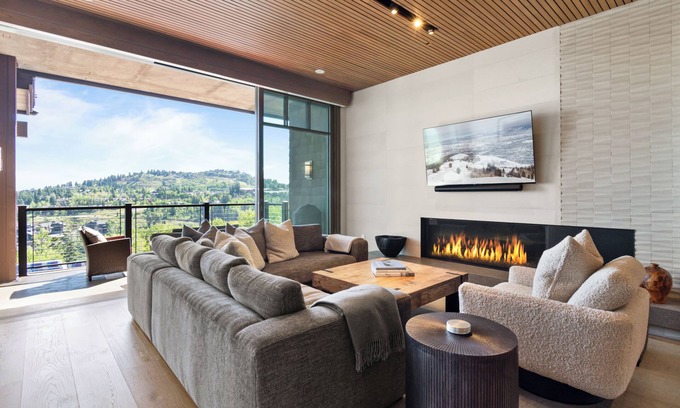 Empire Pass Condo | DEER VALLEY EMPIRE PASS SKI-IN/OUT TOWER CLUB AMENITIES POOL SPA FITNESS DINING
