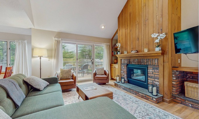 West Hartford House | Deere Run townhouse with private sauna - pool & tennis - walk to Lake Pinneo