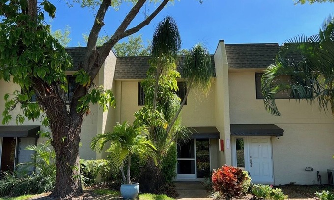 Deerfield Beach House | Deerfield Beach 2bedroom 2 bath townhouse 3mi from beach,Deercreek Golf⛳️