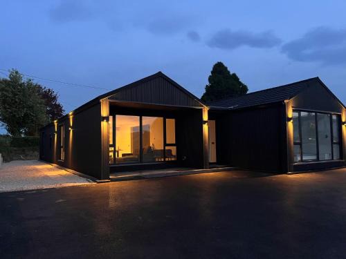 Cashel Villa | "Deerpark Villa - Sleeps 8, Views of The Rock & Cashel Palace Hotel"