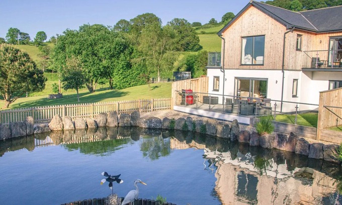 Honiton House | Defoe's View - Four Bedroom House, Sleeps 8