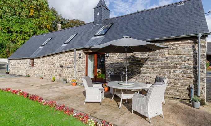 Lanwrin House | Degwm - Two Bedroom House, Sleeps 4
