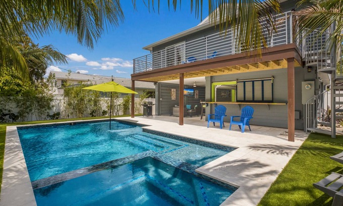 Anna Maria House | Deja Blu:1 Block to Beach! Tropical Oasis, Poolside Lounge, Pool & Spa by Anna Maria Life