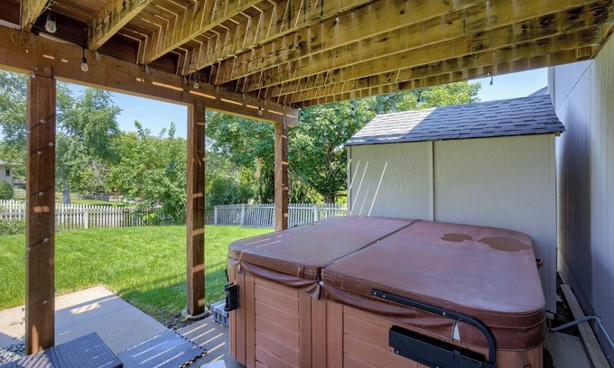 Millard House | Deja Blue In ♥ Of Omaha ~HOT TUB- 2 King Beds-Park-4BR-Park-Trails-Lake-Eclectic