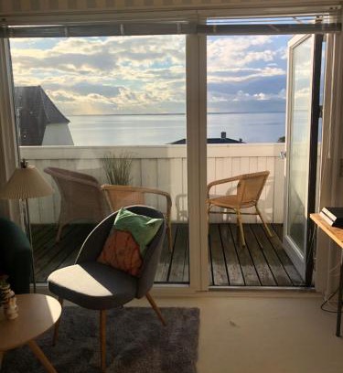 Assens House | Dejligt værelse med eget bad og havudsigt