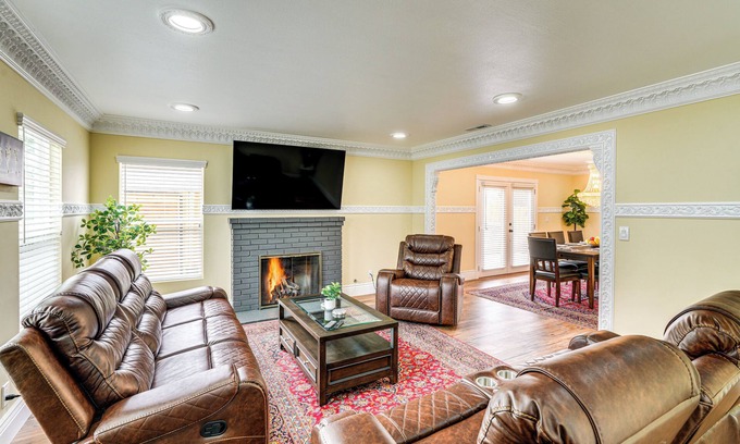 Del Rey Oaks House | Del Rey Oaks Vacation Home w/Mini-Golf Course!