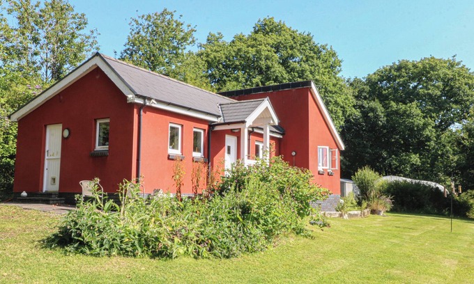 Pentrefelin Cottage | DELFRYN LLANDEILO, pet friendly, with open fire in Llandeilo