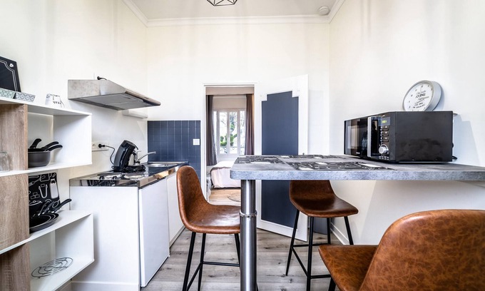 Brive-la-Gaillarde Apartment | Delicate, elegant studio Quiet location