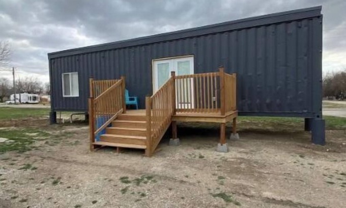 Hillsboro House | Delightful 1 bedroom modern shipping container!