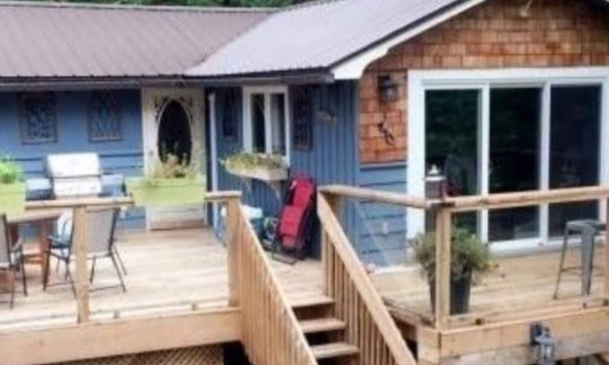 Selwyn Cottage | DELIGHTFUL 2 bedroom lake cottage on Stoney lake Booking for Fall colour's