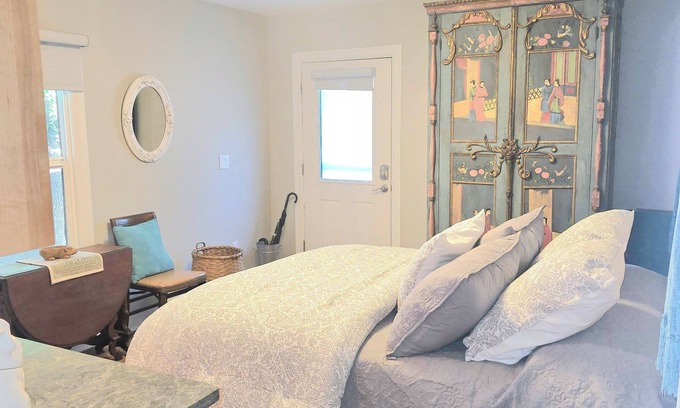 Ashland Cottage | Delightful 2~bedroom, pet~friendly cottage~Walking distance to everything!