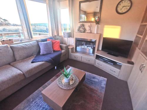 Balminnoch House | Delightful 3-bedroom static caravan with lazy spa and loch view
