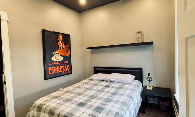 North Lawndale Apartment | Delightful 4-bedroom apartment in Chicago with AC