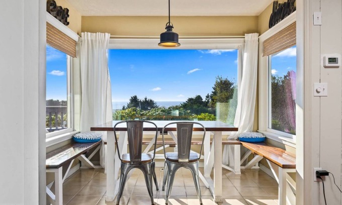 Lincoln City House | Delightful 6-bedroom house close to beach and casino with WiFi in Lincoln City
