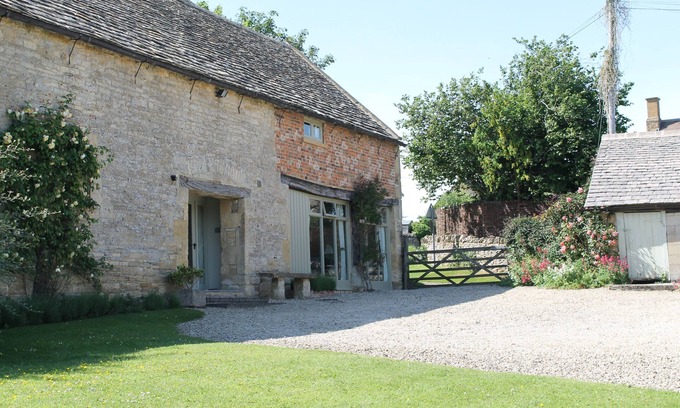 Temple Guiting Cottage | Delightful, barn cottage in peaceful rural village. Walks, pubs, scenery. Relax!
